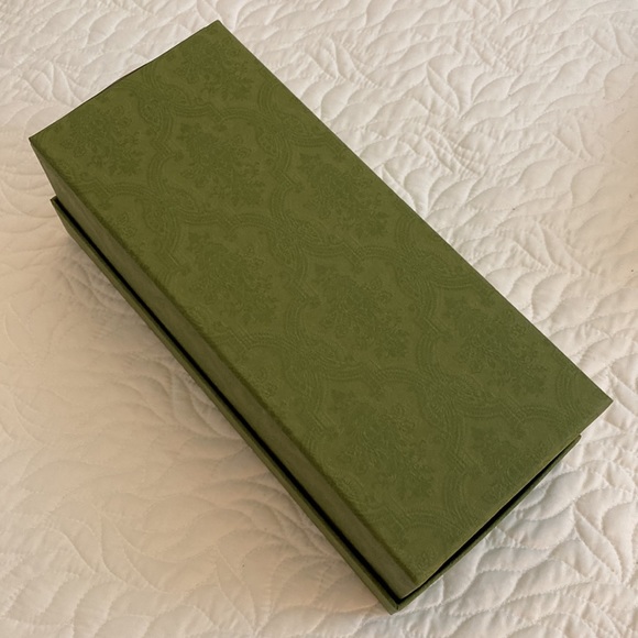 Gucci iconic green shoe gift box with tissue paper, sandal inserts & booklet - Picture 4 of 6